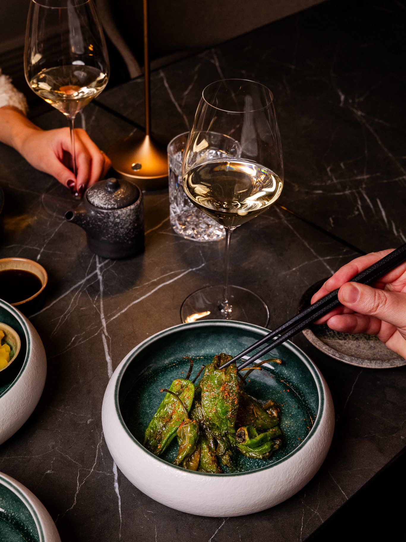 Pimientos und Weißwein