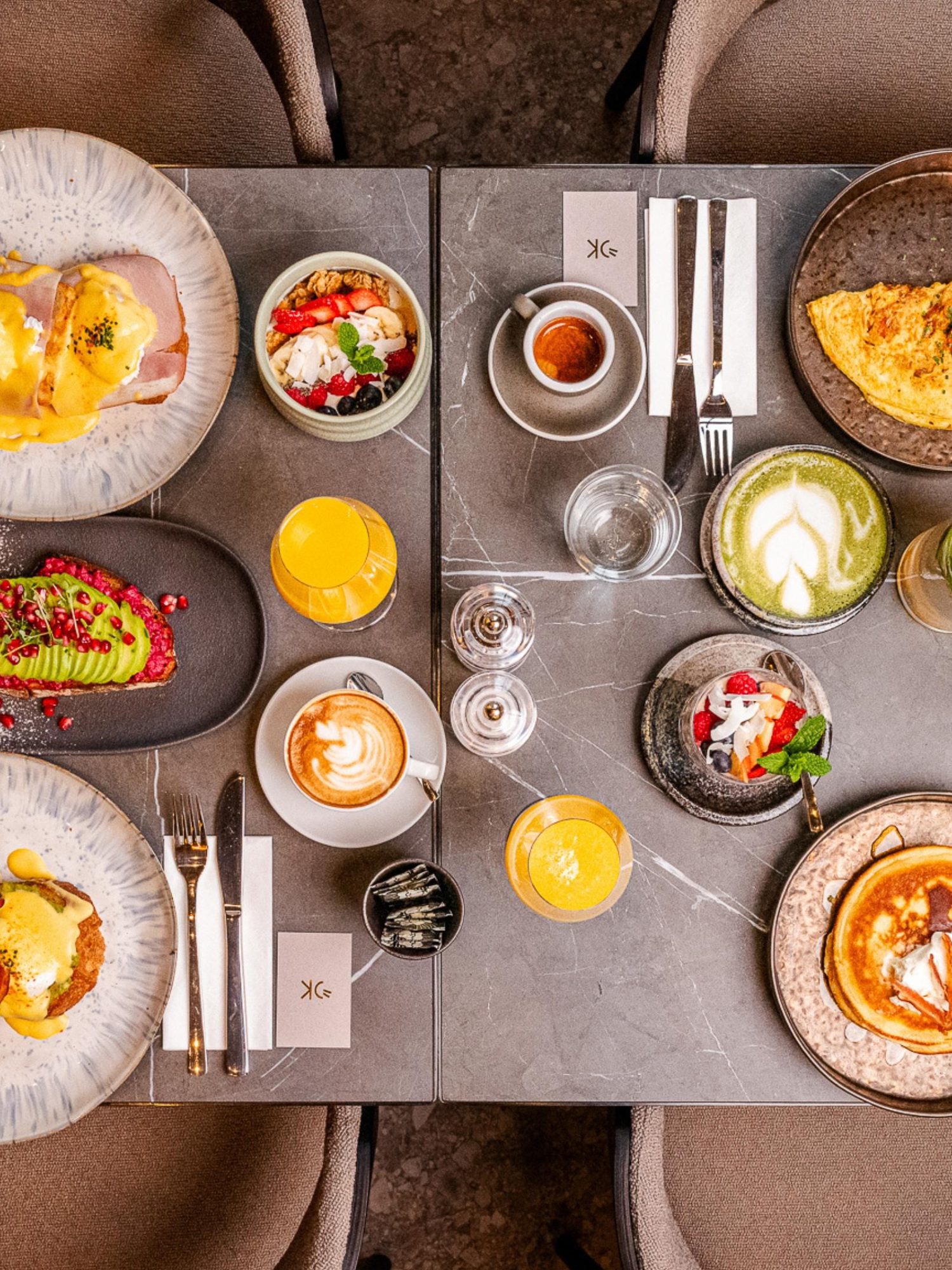 Gedeckter Frühstückstisch mit Eggs Benedict im NIKKAI Wien