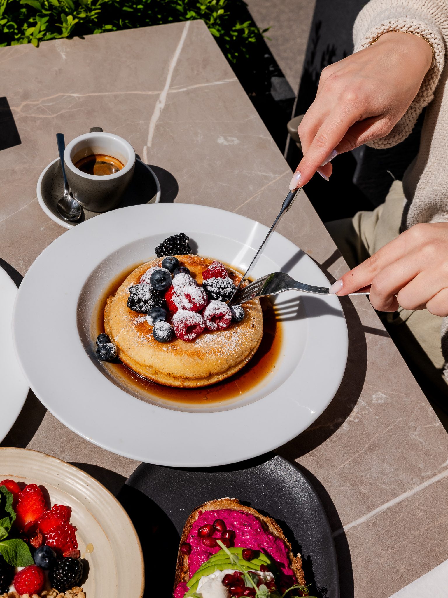 Pancakes mit Beeren und Matcha im NIKKAI Wien