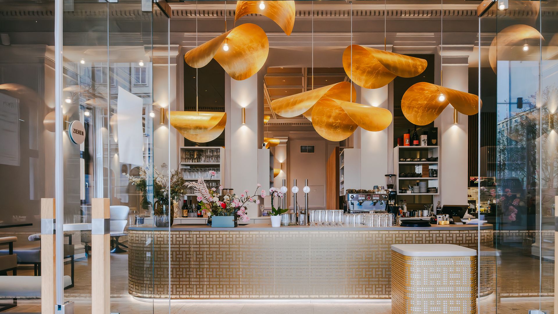 Der Saal der Alten Börse mit goldenen Lichtobjekten