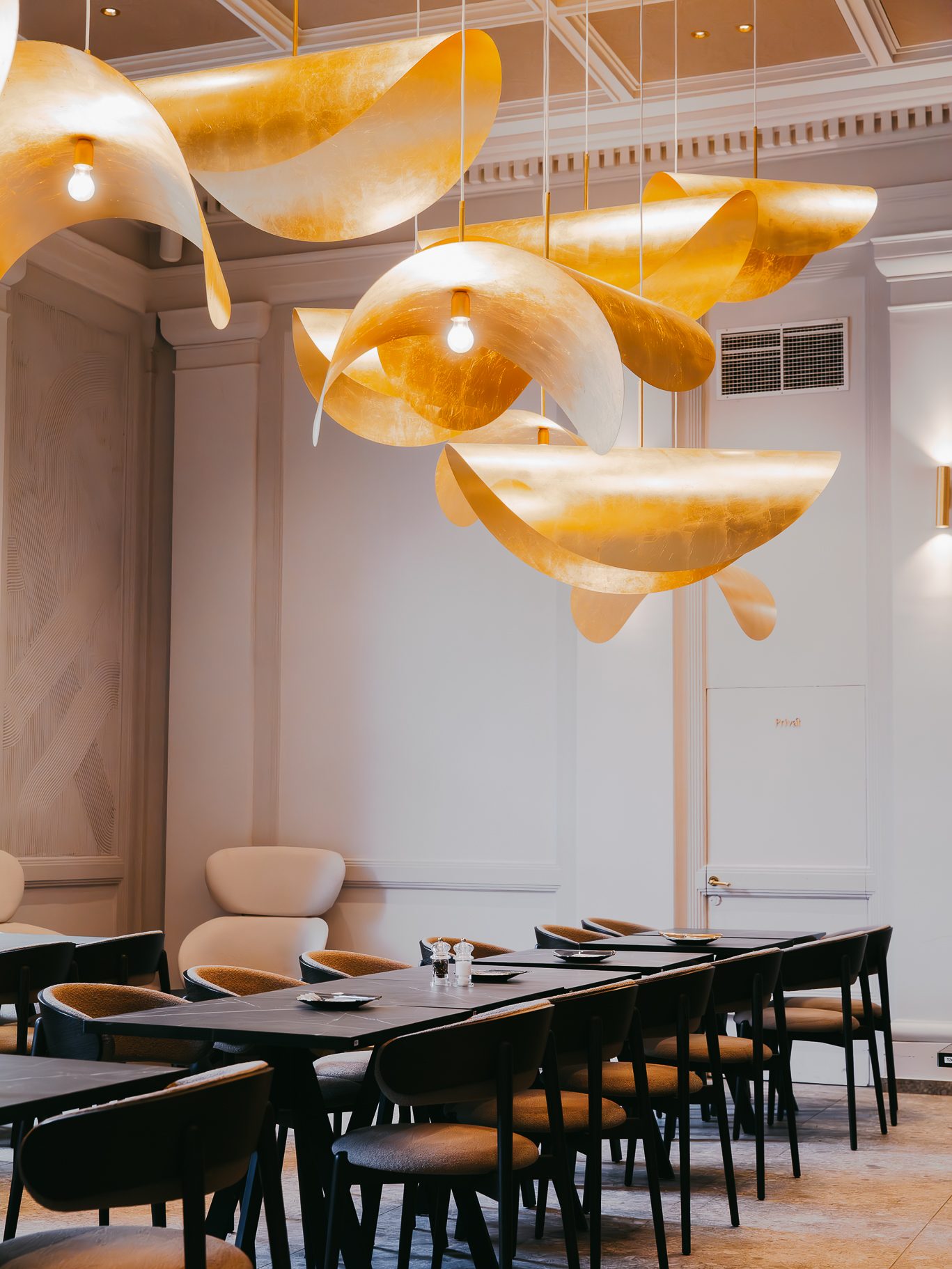 NIKKAI Saal mit goldenen Lichtobjekten