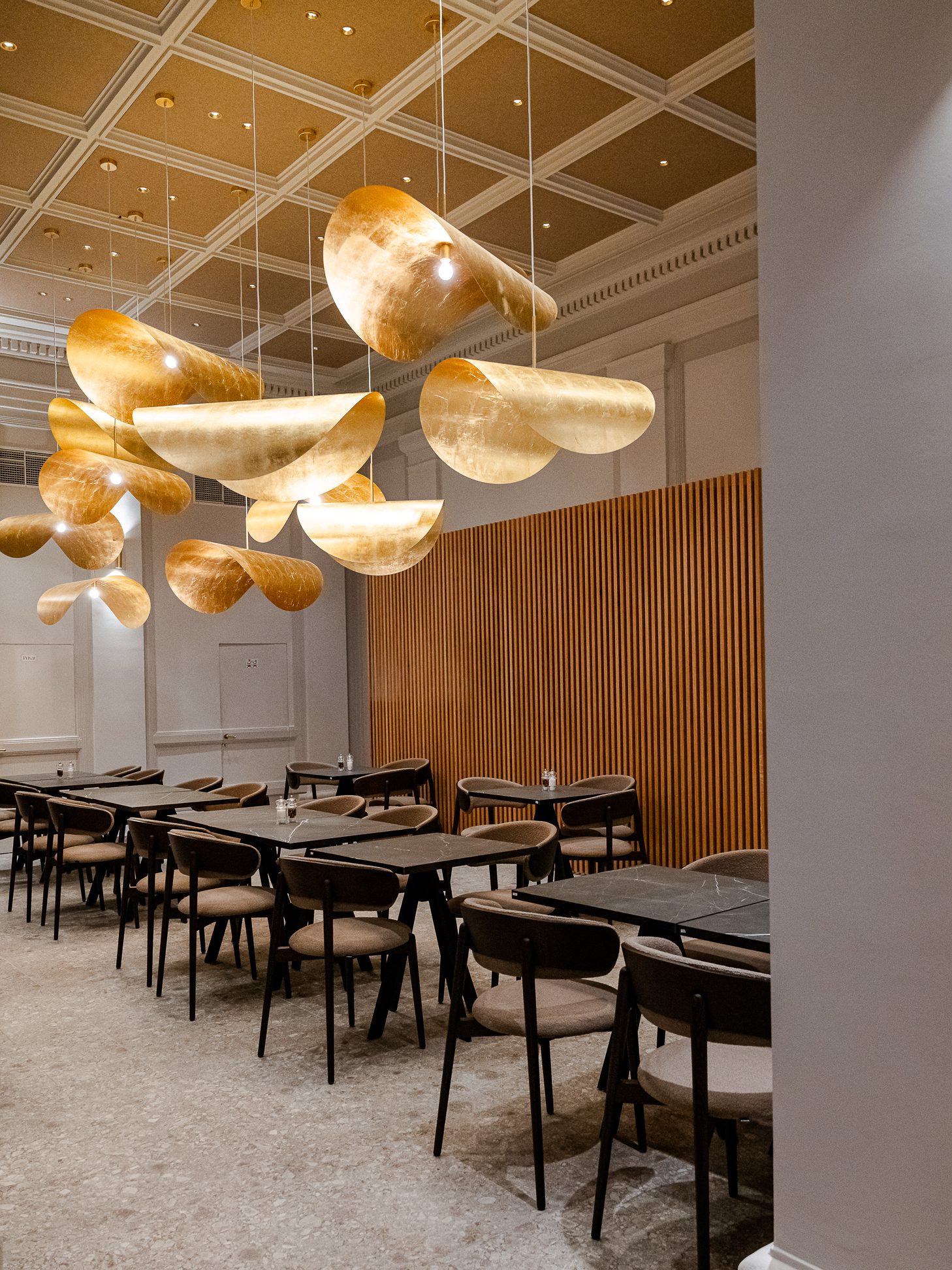 Der Saal · Goldene Lichtobjekte