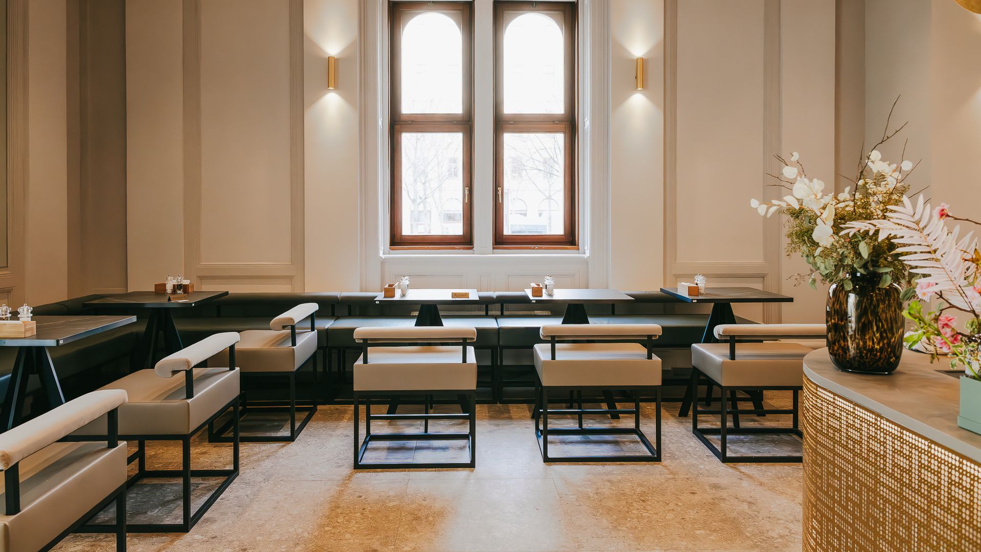 Der Saal der Alten Börse mit goldenen Lichtobjekten