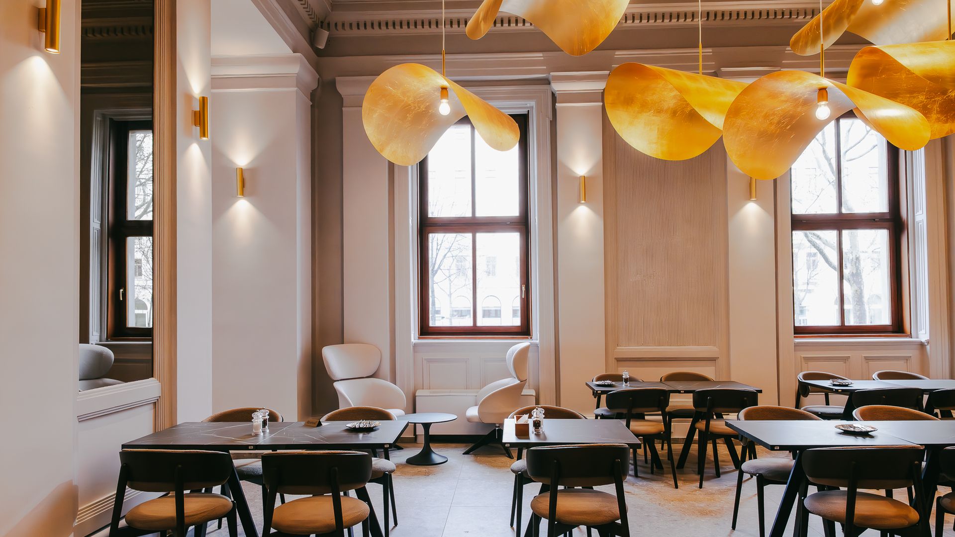Der Saal der Alten Börse mit goldenen Lichtobjekten