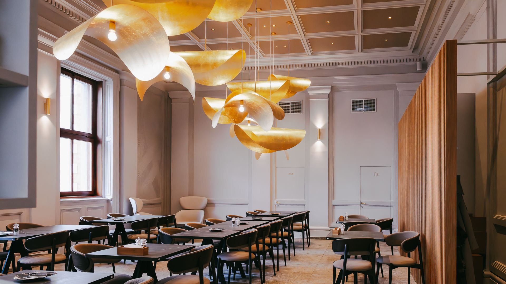 Der Saal der Alten Börse mit goldenen Lichtobjekten