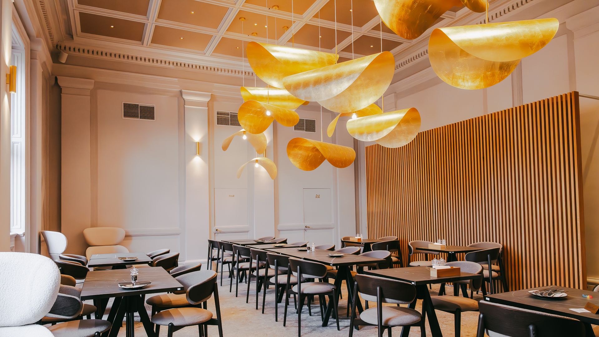 Der Saal der Alten Börse mit goldenen Lichtobjekten