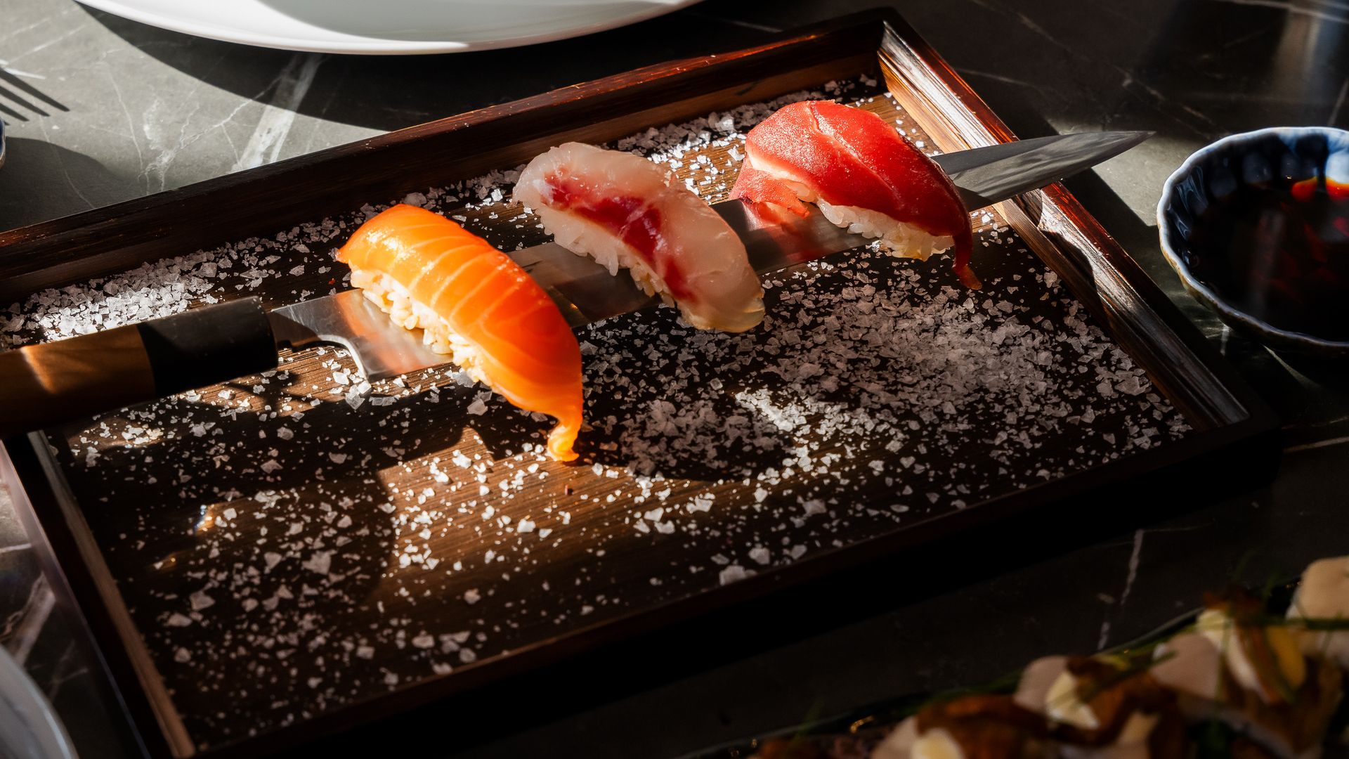 Nigiri auf Meersalz im NIKKAI